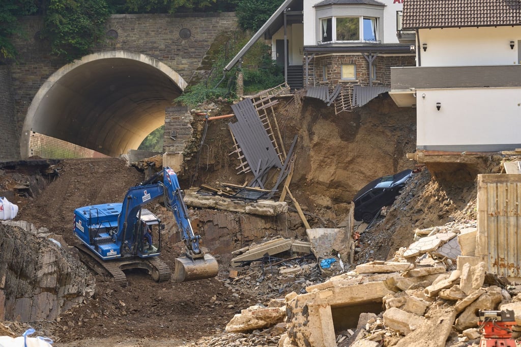Hinter einem Tunnel der Rotweinstraße durch das Ahrtal hat die Sturzflut eine Straße mitgerissen.
