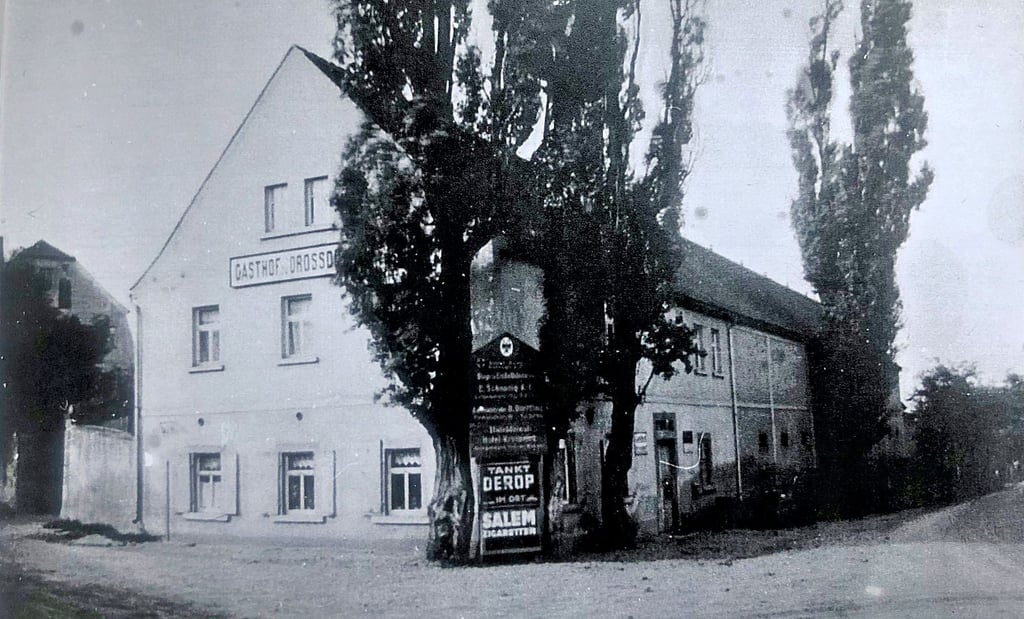 Diese Ansicht vom Droßdorfer Gasthof ist um 1935 datiert.