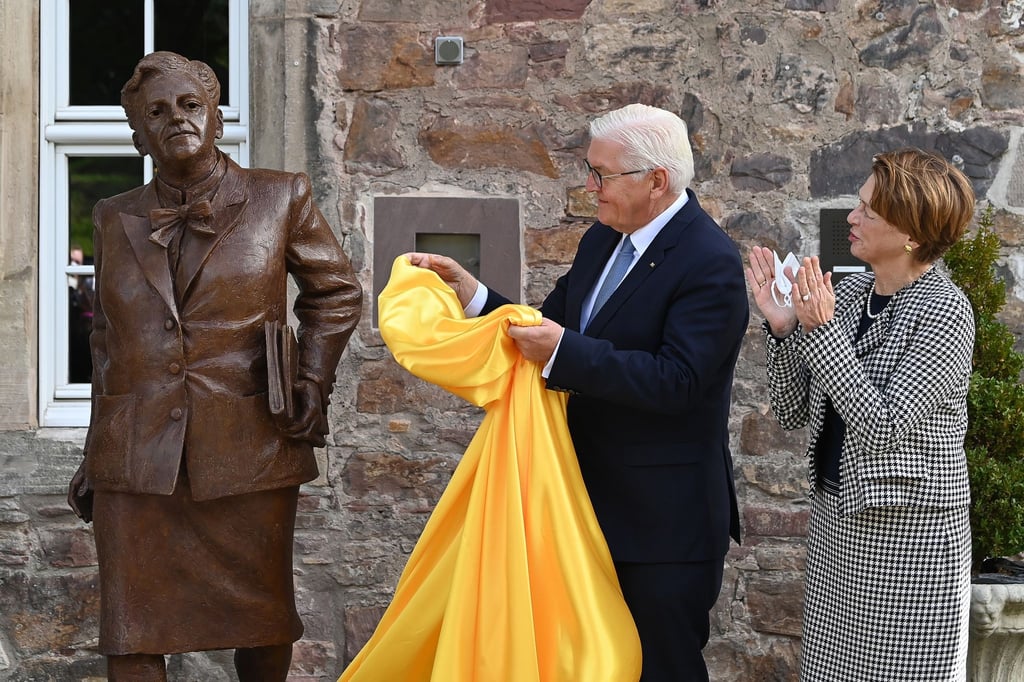 Bundespräsident Frank-Walter Steinmeier enthüllt eine Bronzestatue der Kasseler Ehrenbürgerin Elisabeth Selbert. Steinmeier würdigte Selbert, die als eine der "Mütter des Grundgesetzes" und Kämpferin für die Gleichberechtigung von Frauen gilt.