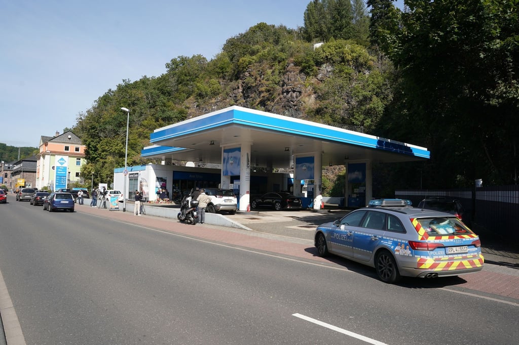 Ein Polizeiwagen steht an einer Tankstelle in der Innenstadt.
