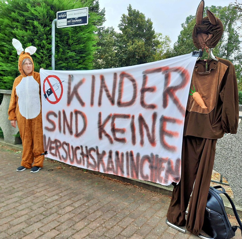 Christine Schulze demonstriert im Hasenkostüm vor der Sekundarschule Elster.