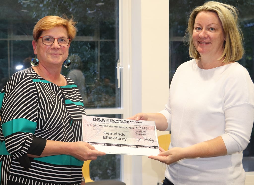 ÖSA-Agenturleiterin Ute Lichtenberg (li.) überreichte Bürgermeisterin Nicole Golz einen Scheck über 1490 Euro.