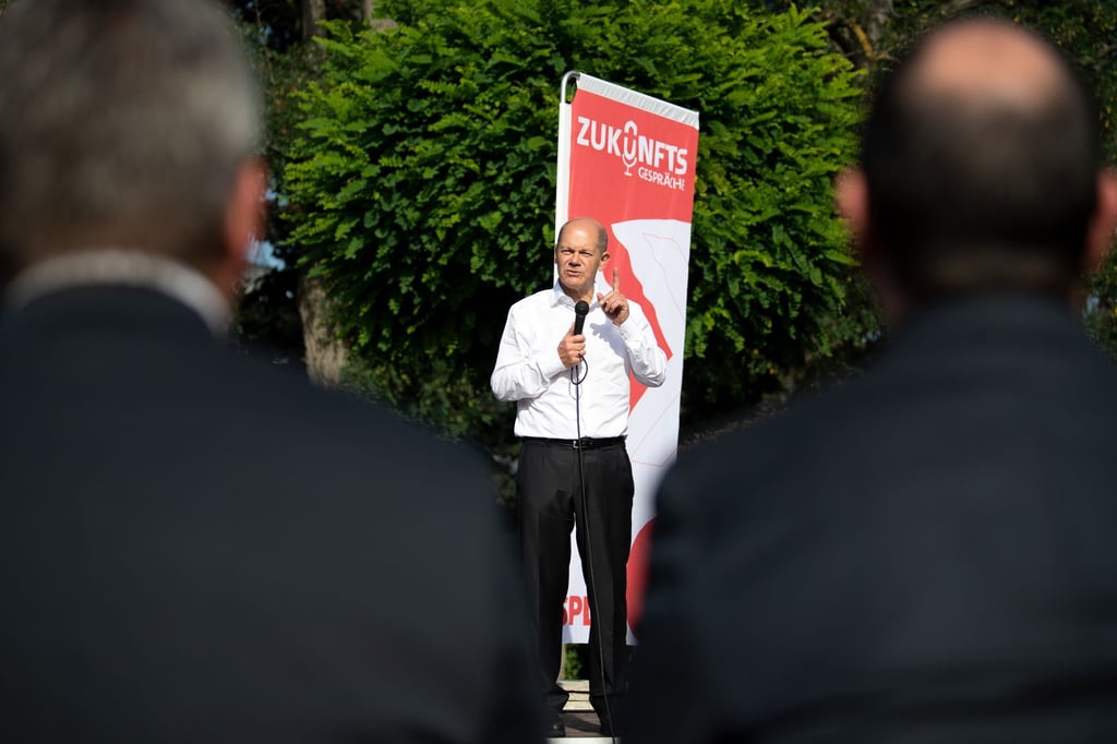 SPD-Kanzlerkandidat Olaf Scholz spricht bei einem Wahlkampfauftritt in Köln.