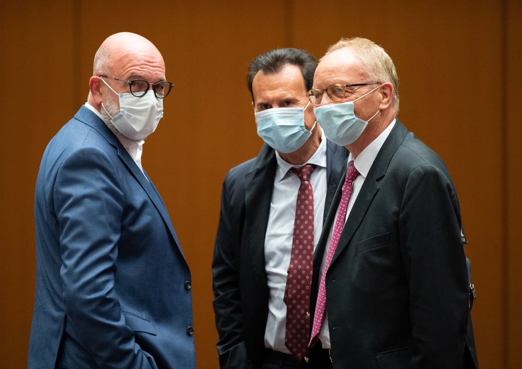 Bernd Osterloh (l) und Karlheinz Blessing (M) neben Anwalt Manfred Parigger.