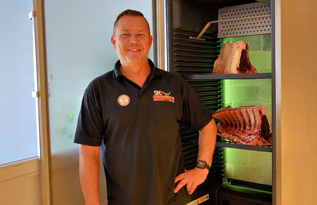Im Bürotrackt des Unternehmens hat Sven Kresse, der seit 2018 zertifizierter Fleischsommelier ist, einen Automaten, der Fleisch reift. Aktuell befindet sich das Fleisch eine Färse, also eines ausgewachsenen und geschlechtsreifen weiblichen Rindes, das noch nicht gekalbt hat, in dem Schrank.