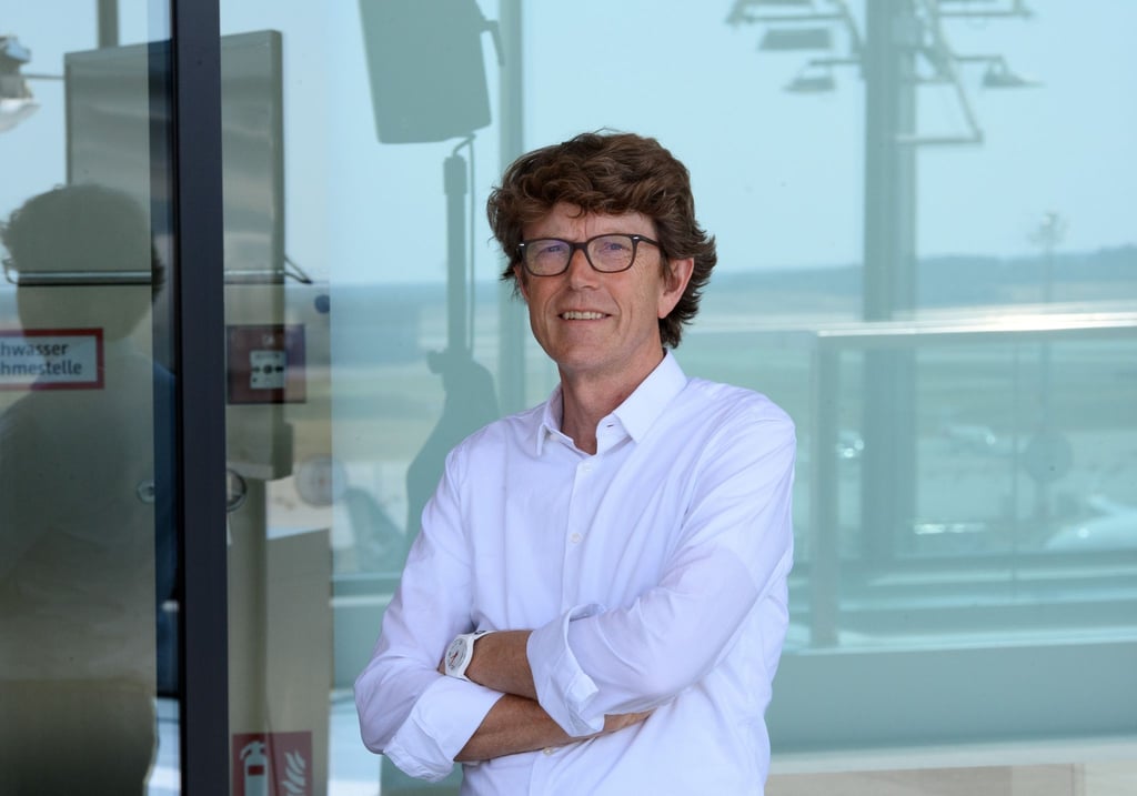 Engelbert Lütke Daldrup, Geschäftsführer der Flughafen Berlin Brandenburg GmbH, steht nach der Nationalen Luftfahrtkonferenz 2021 am Flughafen Berlin Brandenburg „Willy Brandt“ (BER) auf der Besucherterrasse.