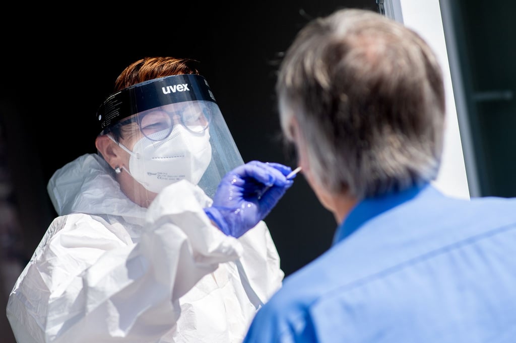 Die Gesundheitsämter melden dem RKI binnen eines Tages 10.454 Neuinfektionen.