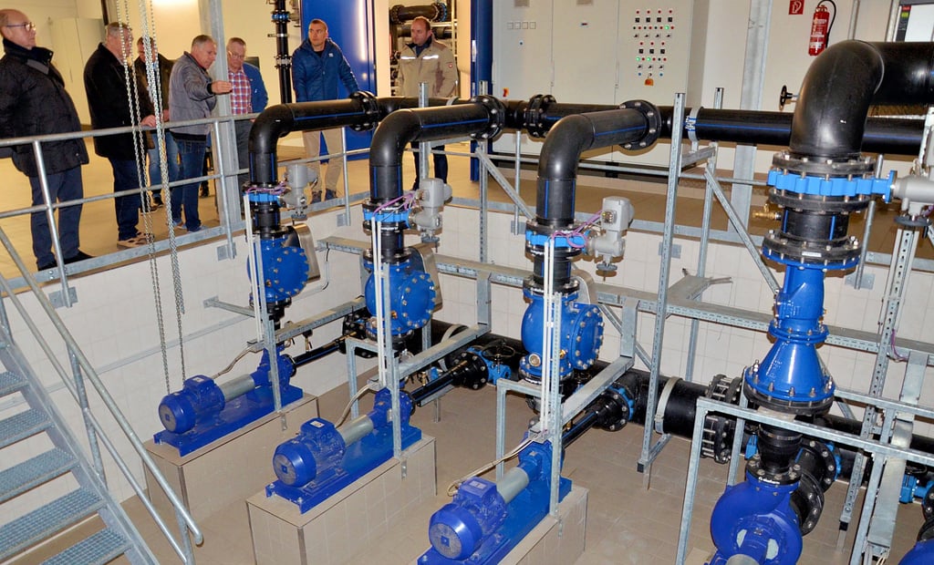 Im Februar 2018 hatten sich die Mitglieder des damaligen Betriebsausschusses das Wasserwerk angeschaut. Im Bild zu sehen sind die Pumpen, die das Trinkwasser ins Tangermünder Netz befördern.