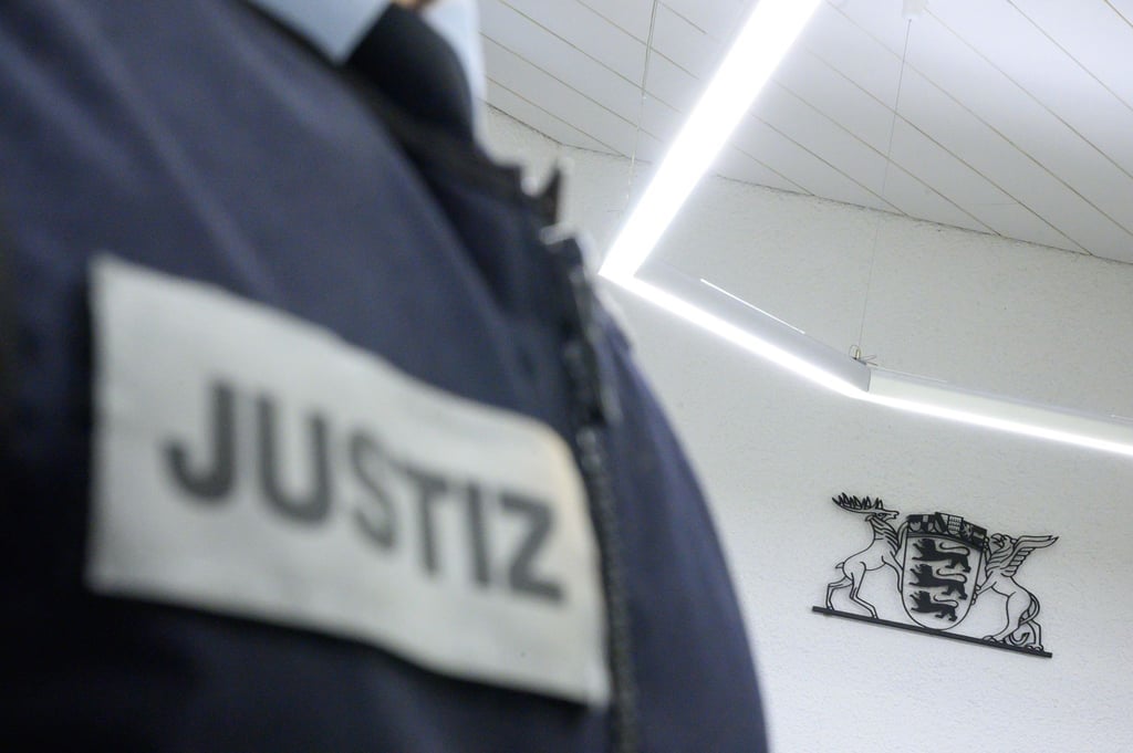 Ein Justizbeamter steht in einem Gerichtssaal.