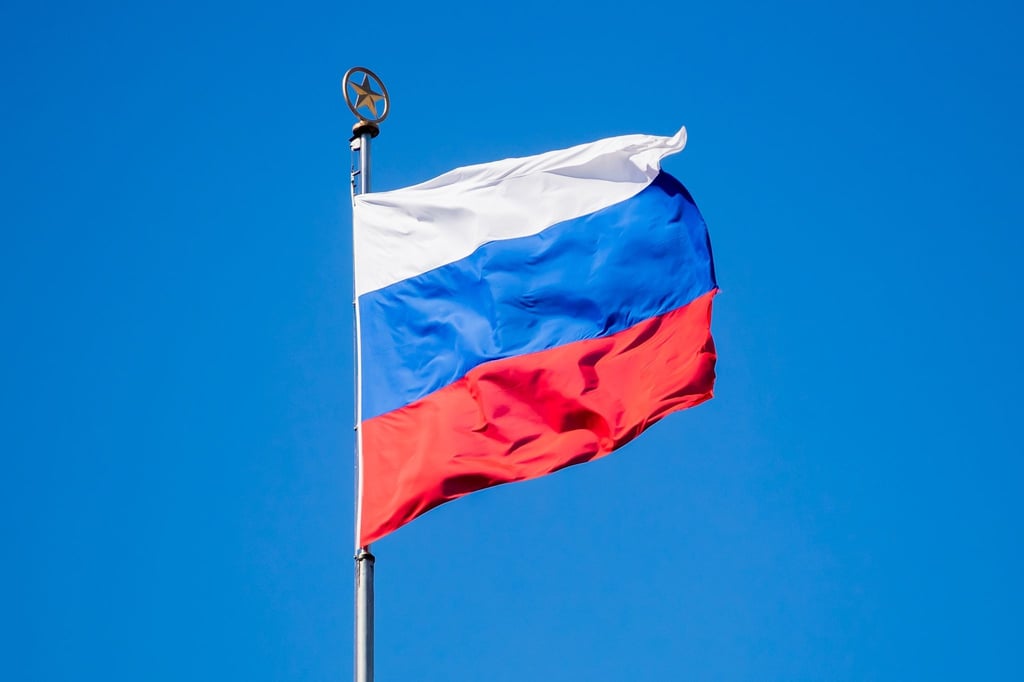 Die Flagge Russlands weht im Wind.
