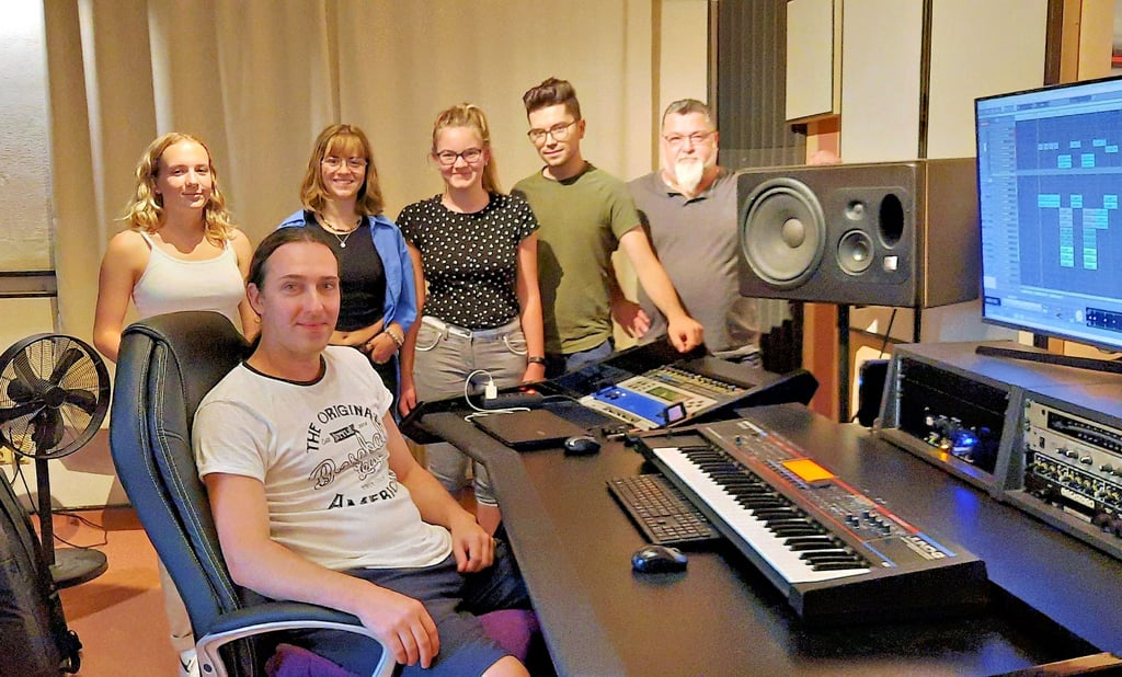Mit den Lehrern Ronald Schulz (v.r.) und Felix Neumann nahmen Lina Herold, Toska Gunold und Luisa Kuttner im Köthener Tonstudio von Lars Rettkowitz die Gesangseinlagen für ihr Musical ?Update fehlgeschlagen? auf, das am Dienstag online bei einem bundesweiten Festival Premiere feierte.