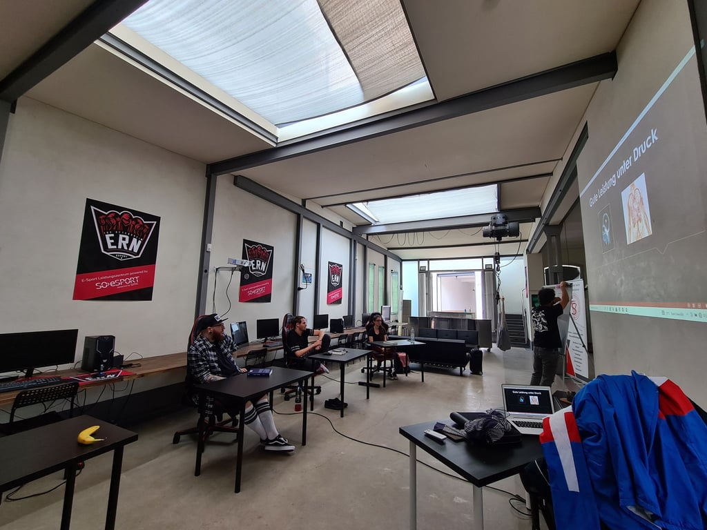 Eine Ausbildung für E-Sport-Trainerinnen und -Trainer in den Räumen von eSport Rhein-Neckar.