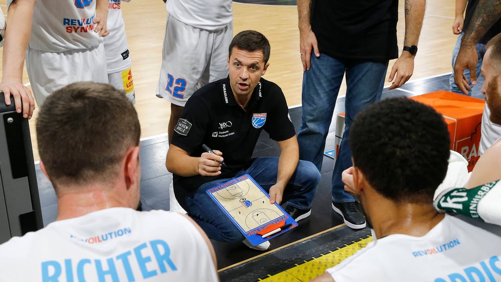 MBC-Trainer Igor Jovovic schwört seinen neuformierten Kader ein.