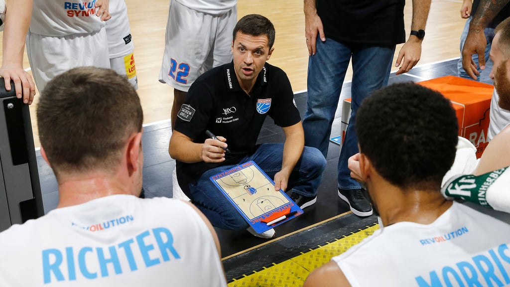 MBC-Trainer Igor Jovovic schwört seinen neuformierten Kader ein.