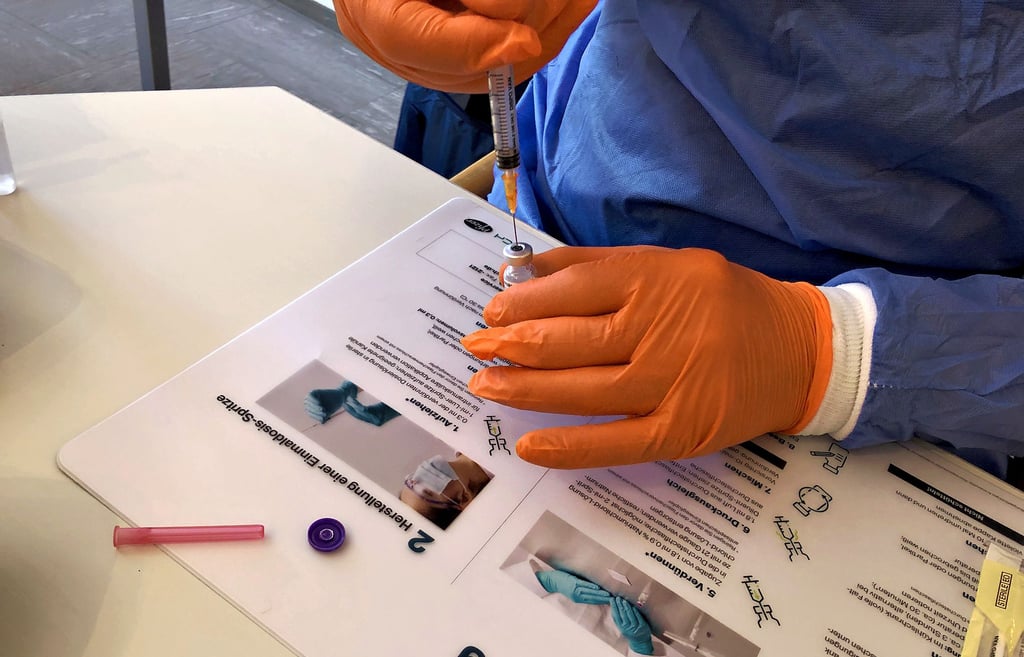 Eine Spitze mit dem Impfstoff von Biontech wird aufgezogen.