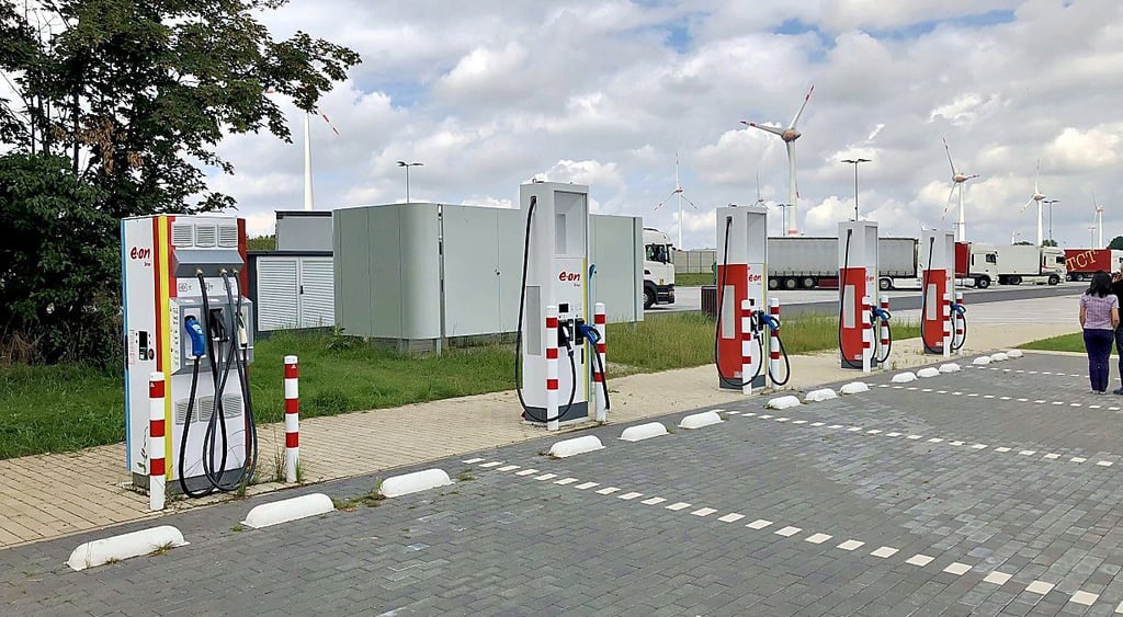 An der Raststätte Osterfeld können Fahrer von Elektroautos seit kurzem neue Stromladesäulen nutzen.