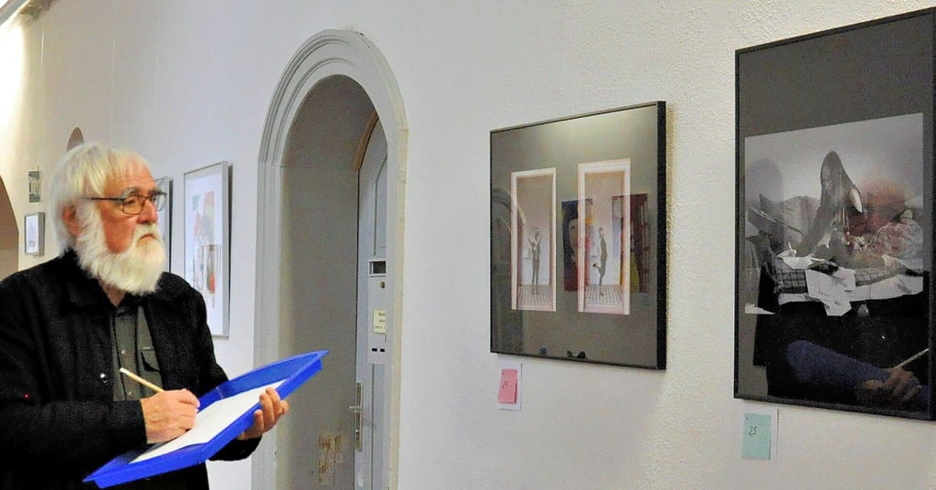 Jurymitglied Siegfried Döring macht sich Notizen für die spätere Diskussion um die Preisträger im Wettbewerb ?Junge Kunst in Anhalt?.