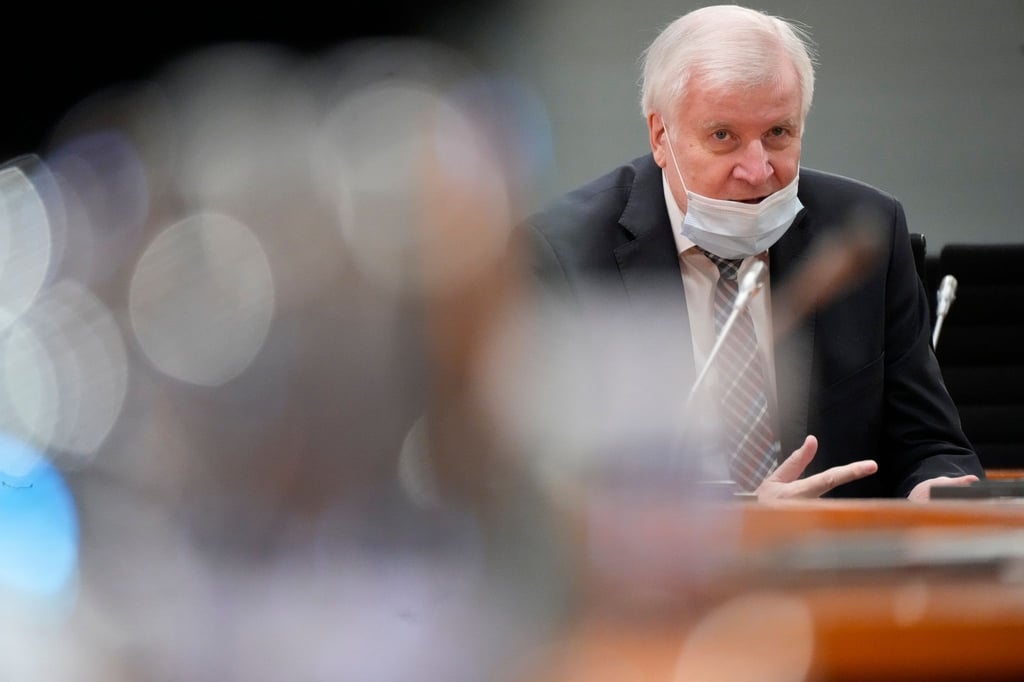 Bundesinnenminister Horst Seehofer nimmt an einer Sitzung teil.