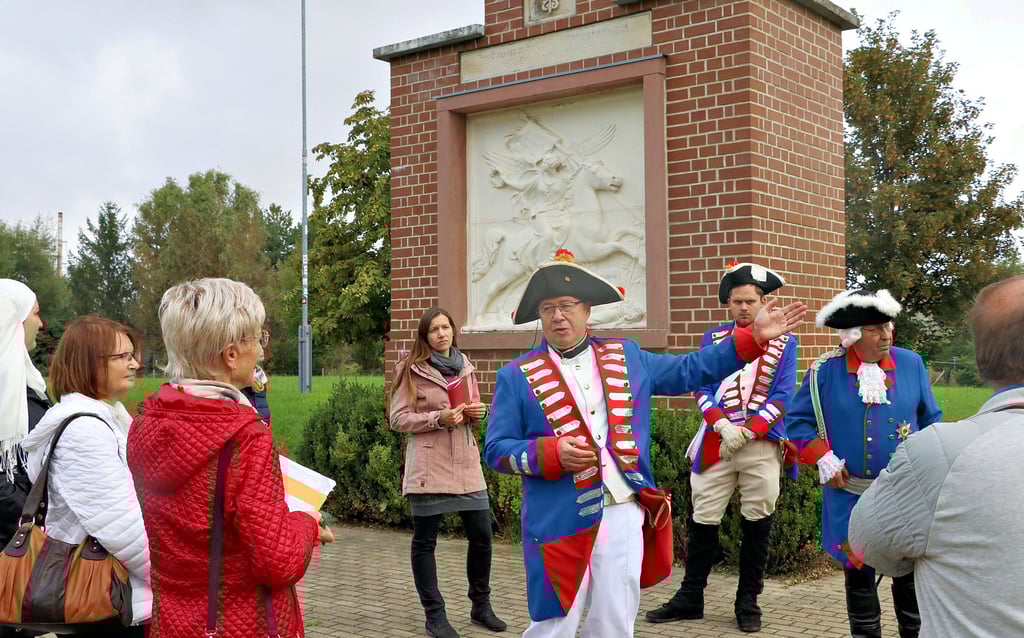 Matthias Krämer (Mitte), Vorsitzender vom Diorama-Verein in Reichardtswerben, erklärt der Jury aus dem Burgenlandkreis die Denkmäler im Dorf.