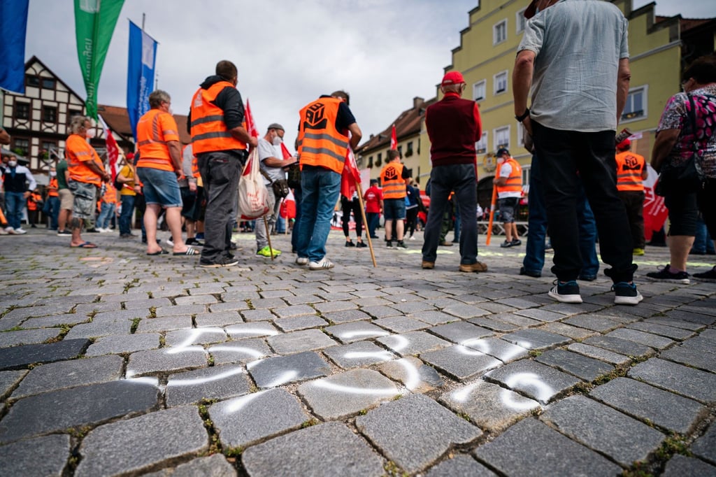 Teilnehmer einer Demonstration der IG Bau.