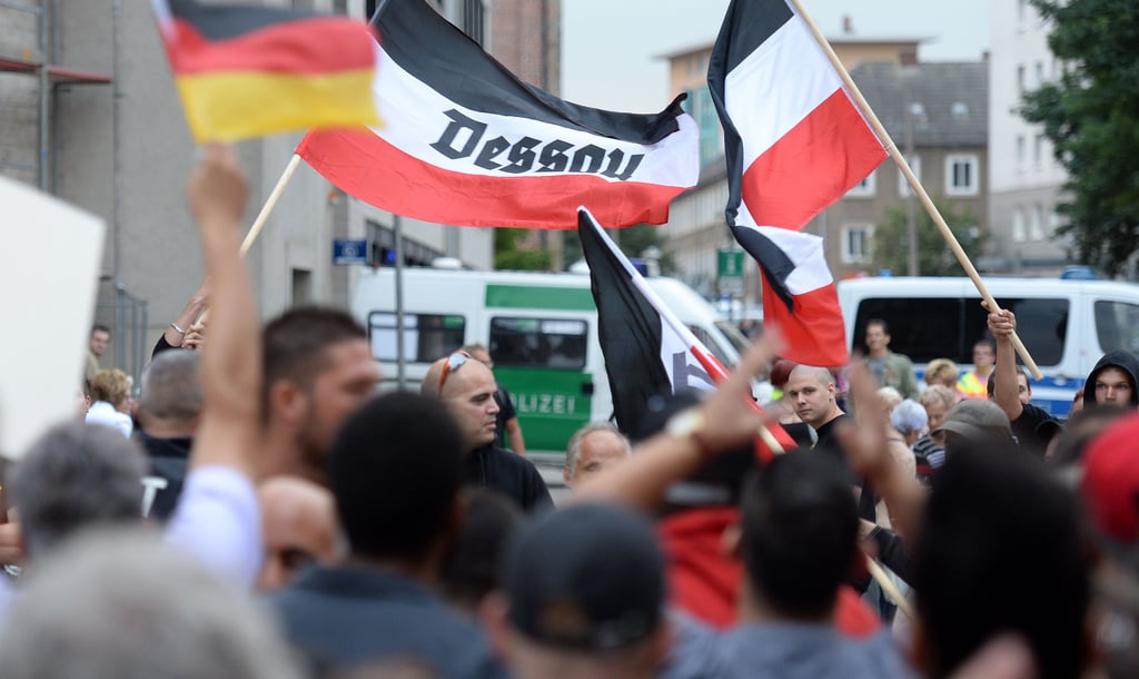 Bei Rechtsextremisten beliebt: die Flagge des Kaiserreichs - hier 2015 bei einer Kundgebung in Dessau-Roßlau.