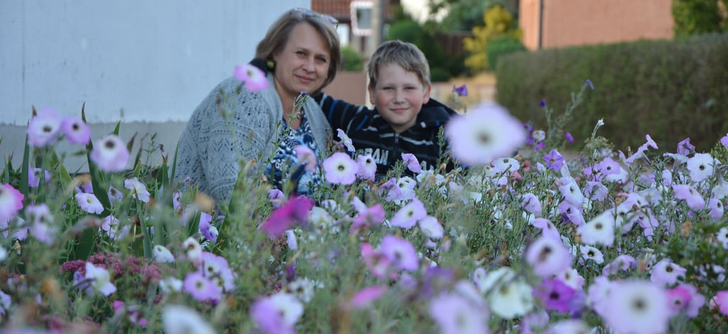 Oksana und Maksim Niemann aus Rochau vor ihrem Beet aus Petunien.