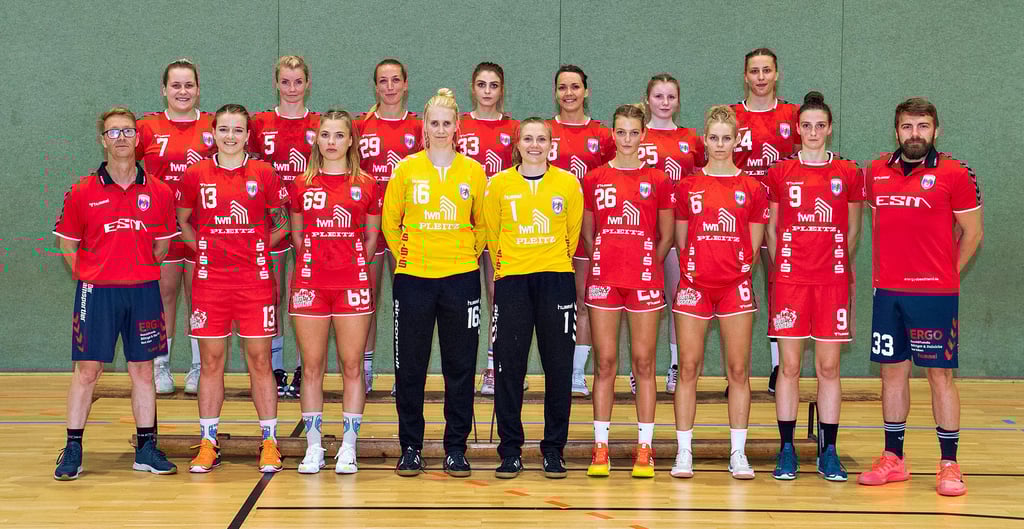 Mit diesem Aufgebot starten die Frauen des HC Burgenland in die neue Saison der Mitteldeutschen Oberliga - hinten, v.l.: Lena John, Spielertrainerin Jessica Stiskall, Carmen Ringler, Celine Knorr, Theresa Gering, Lea Schönefeld, Michelle Paluszkiewicz; vorn, v.l.: Mannschaftsleiter Danny Nas, Jasmin Heinz, Anne Löbnitz, Maria Pfüller, Wiebke Detjen, Patrizia Sturm, Juliana Maul, Sandra Kube, Trainer Sascha Meiner.