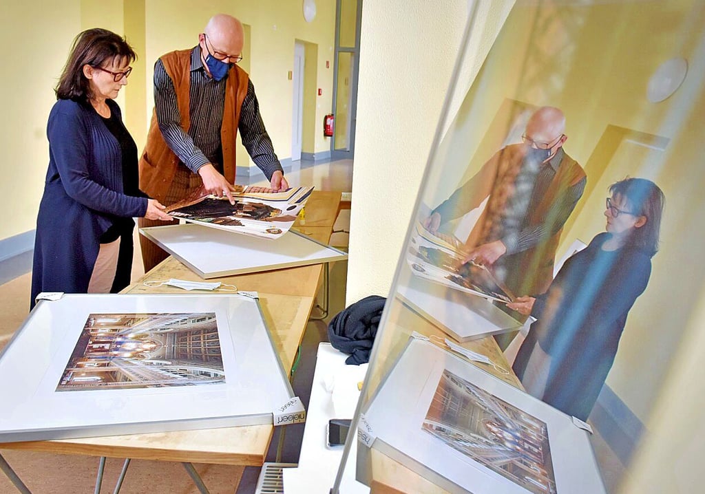 Sylvia Ritter und Johannes Toaspern bereiten die Ausstellung vor.