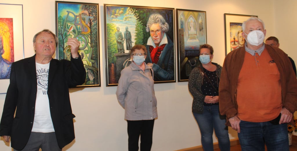 Der Schöninger Maler Wolfgang Deuse stimmt an seinem Beethoven-Triptychon in der Kleinen Galerie eine Arie an.