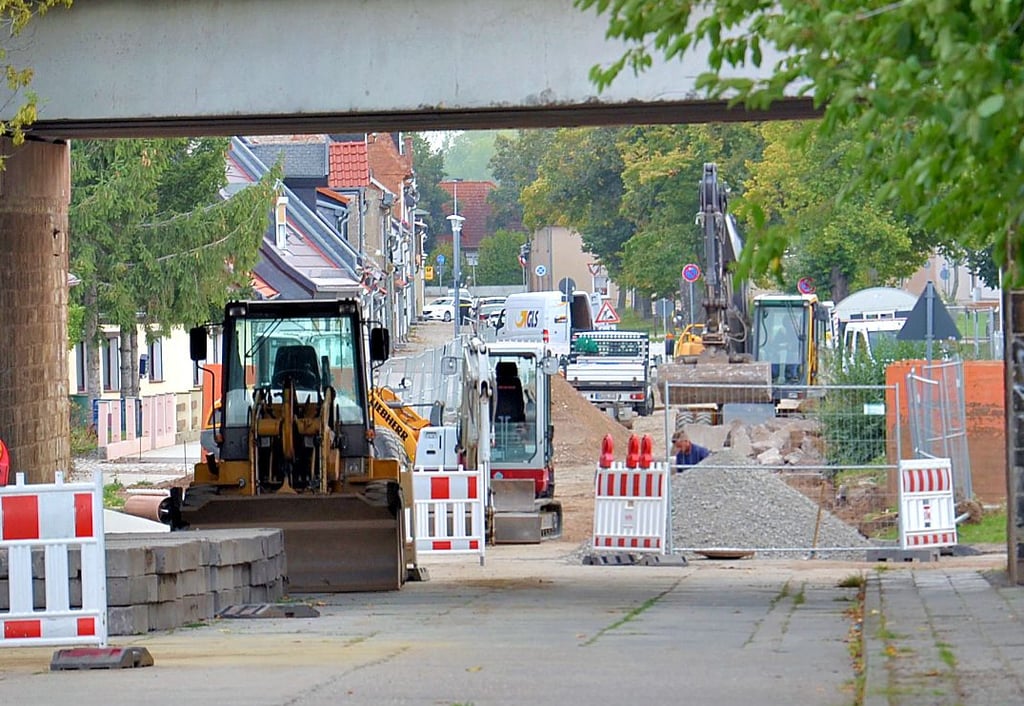 Anliegern der im Bau befindlichen Neundorfer Straße soll möglichst bald das Straßenlicht zurückgegeben werden. Die Dunkelheit störe sie gerade am meisten, erklärte der Bürgermeister.