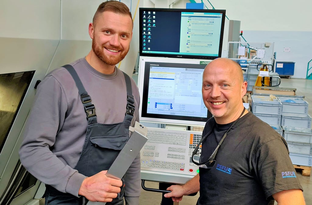 Toni Eggert (links) holt das entscheidende Bauteil für seinen Schlitten direkt bei Mathias Luscher an der Maschine ab.