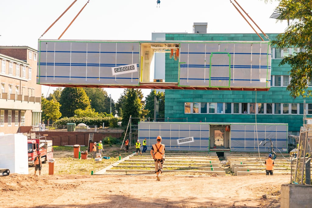 Ein 750-Tonnen-Kran setzte die Module, die jeweils bis zu 30 Tonnen wiegen, binnen einer Woche an ihren Platz. Final ergibt der Modulbau ein Bettenhaus, in dem bis zu 99 Patienten untergebracht werden können.