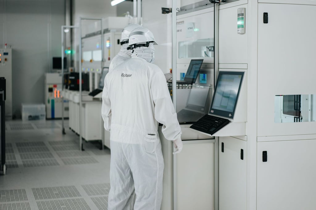 Reinraum in der neuen Chipfabrik von Infineon. Mitten im weltweiten Chipmangel eröffnet der Halbleiterkonzern sein neues Werk im österreichischen Villach.