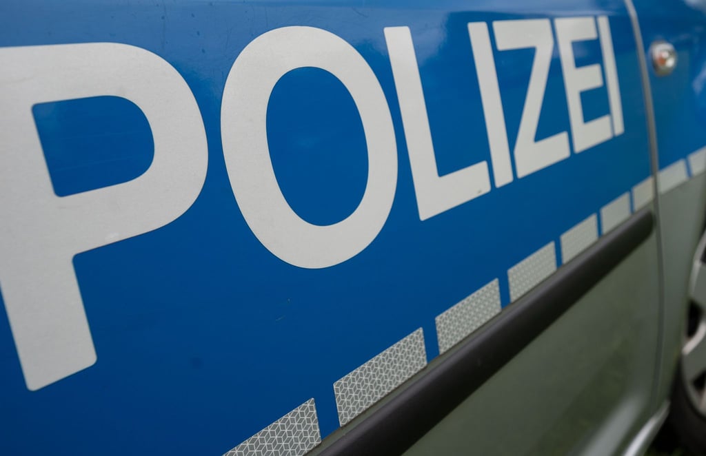 Das Wort "Polizei" steht auf einem Einsatzwagen.