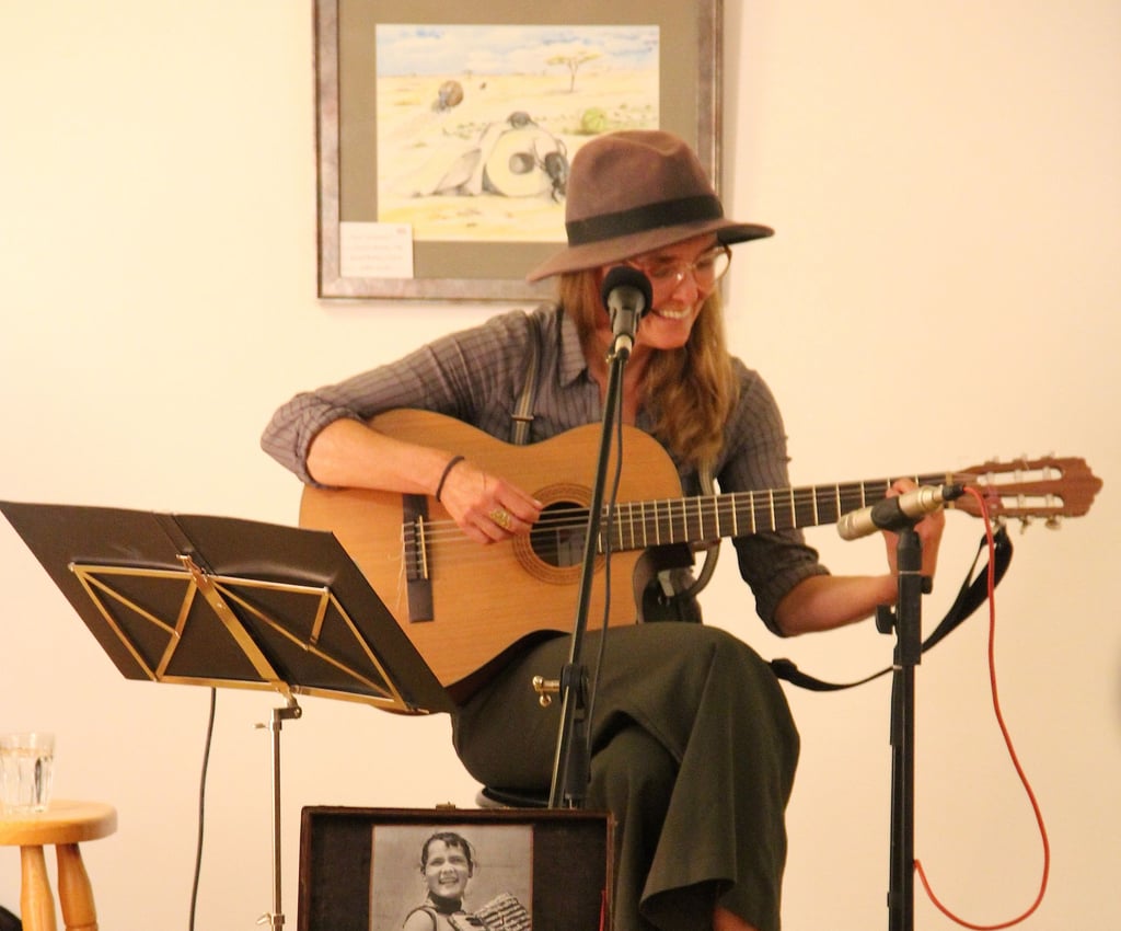 Beim Wagen & Winnen-Festival im Ökodorf Sieben Linden, das vom Landkulturprojekt mit organisiert wurde, trat die Musikerin Linda Trillhaase mit ihrem Programm "Chanson und Poesie" auf.