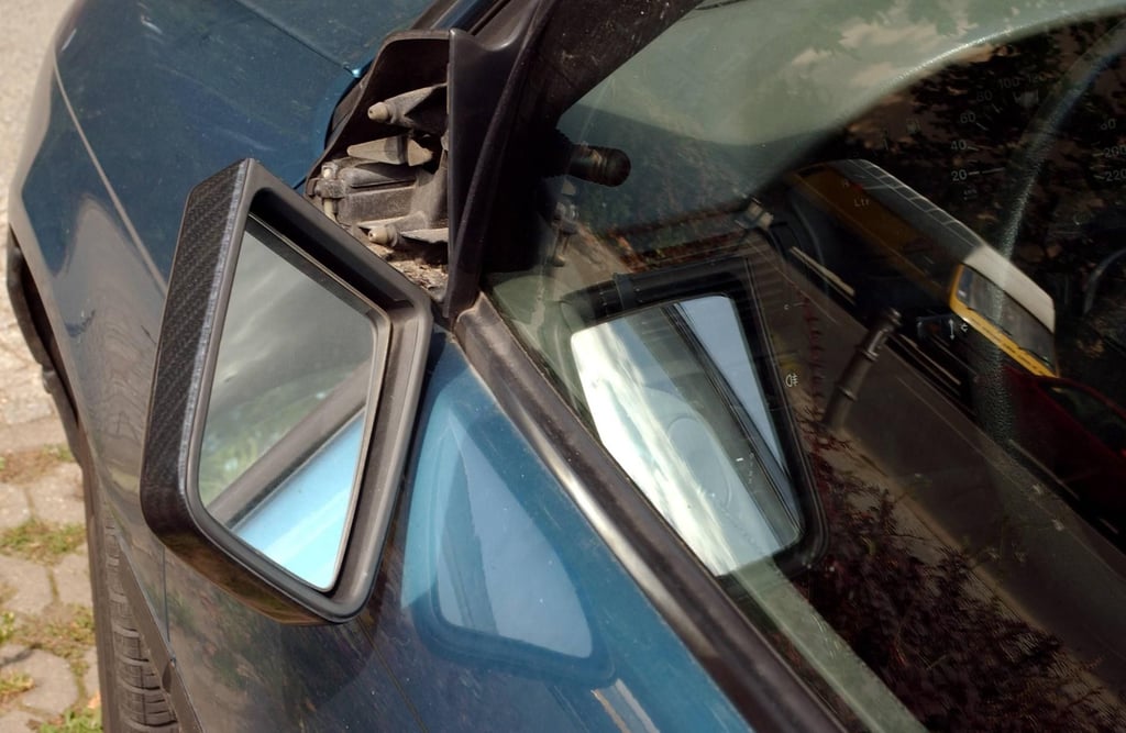 Kaputter Außenspiegel an einem Auto. (Symbolbild)