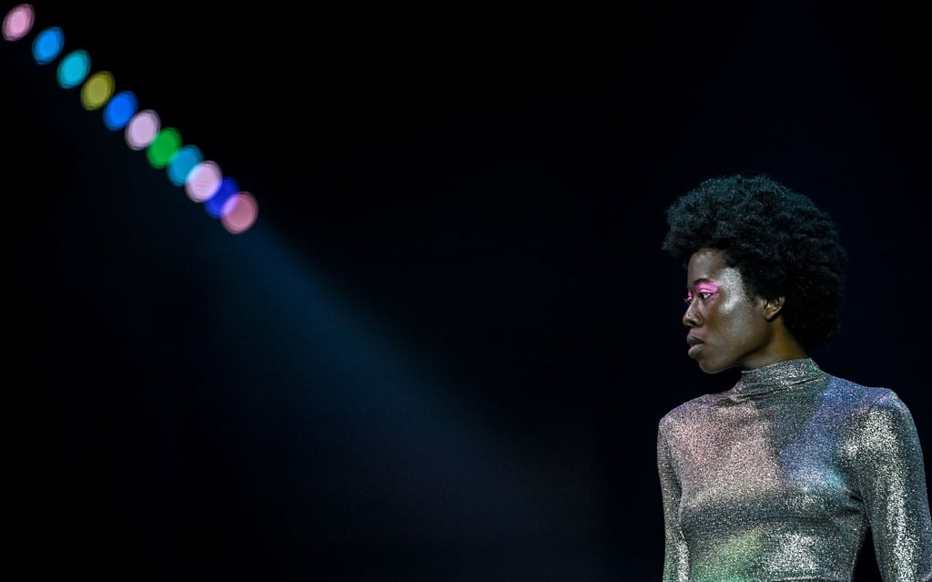 Ein Model zeigt eine Kreation des Designers Kilian Kerner bei der Mercedes-Benz Fashion Week im Kraftwerk.