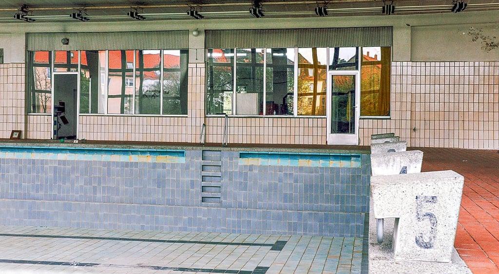 Das Wasser ist abgelassen, aber der äußerliche EIndruck noch okay: Ein Bild aus dem Jahr 2008. Anschließend schlugen Schimmel und Zerfall immer mehr zu.