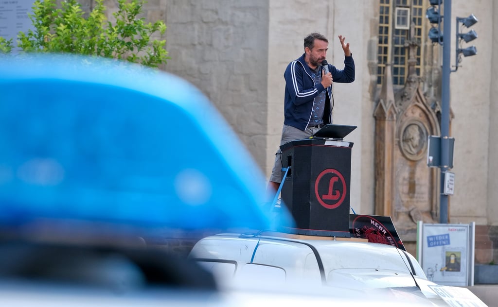 Montagsdemonstration auf dem halleschen Markt mit dem stadtbekannten Rechten Sven Liebich.