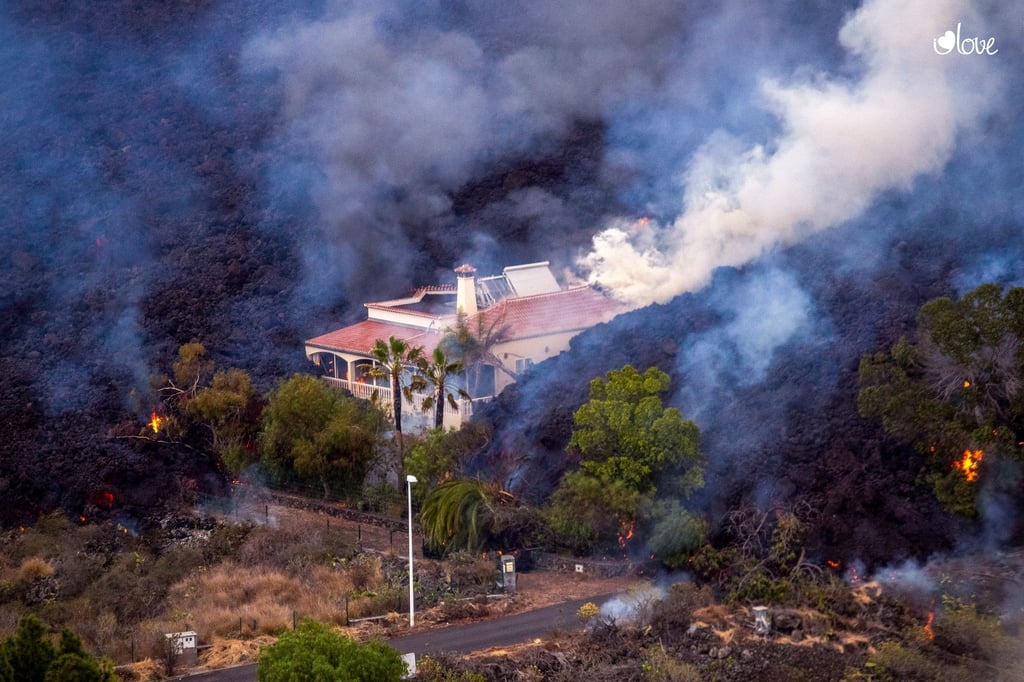 Ein Lavastrom zerstört viele Häuser auf der Insel La Palma.