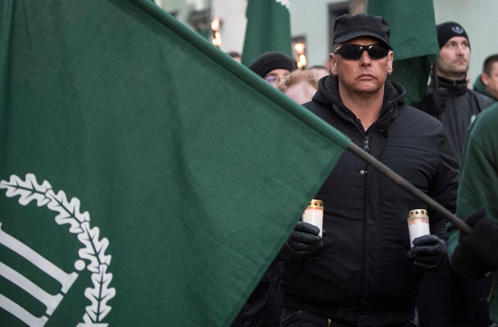 Mit Fahnen und Kerzen in der Hand gehen Demonstrationsteilnehmer der rechtsextremen Kleinstpartei „Der dritte Weg“ während eines Marsches durch die Innenstadt von Fulda.