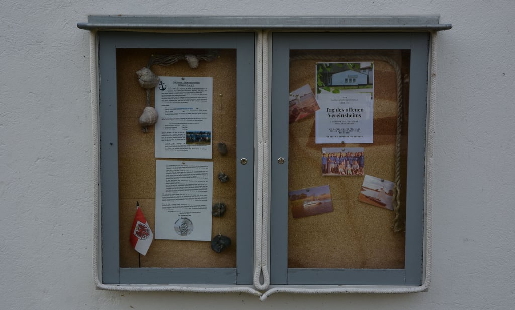 Am Vereinsheim Werben hängt ein Infokasten des Hanse-Sportbootvereins. Darin wird auch über den Tag der offenen Tür informiert.