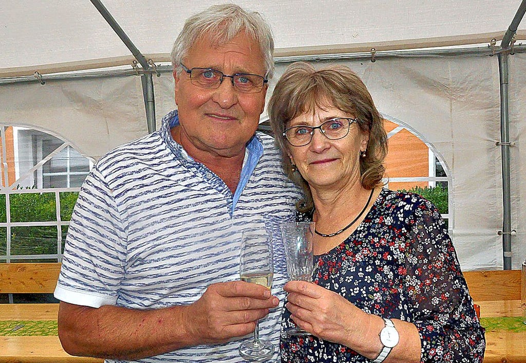 Karin und Klaus Mühlenberg stoßen auf das Jubiläum ihrer Pension in Borne mit einem Gläschen Sekt an.