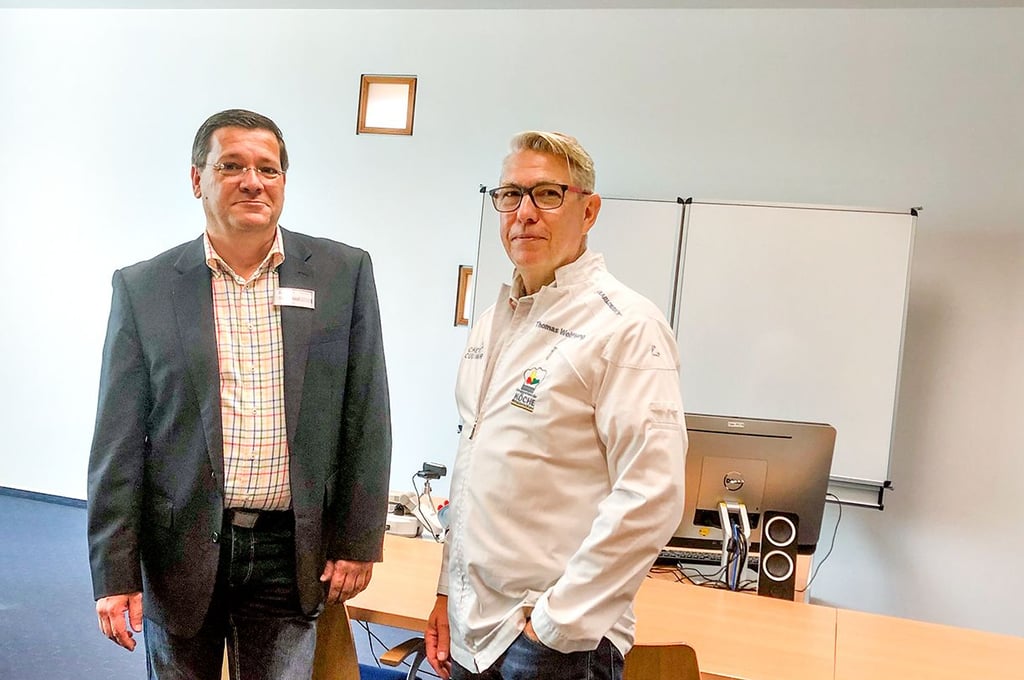 Thomas Groß vom IHK Bildungszentrum in Dessau und Berufsschullehrer Thomas Wolffgang holen die Küchenmeisterausbildung nach Dessau.