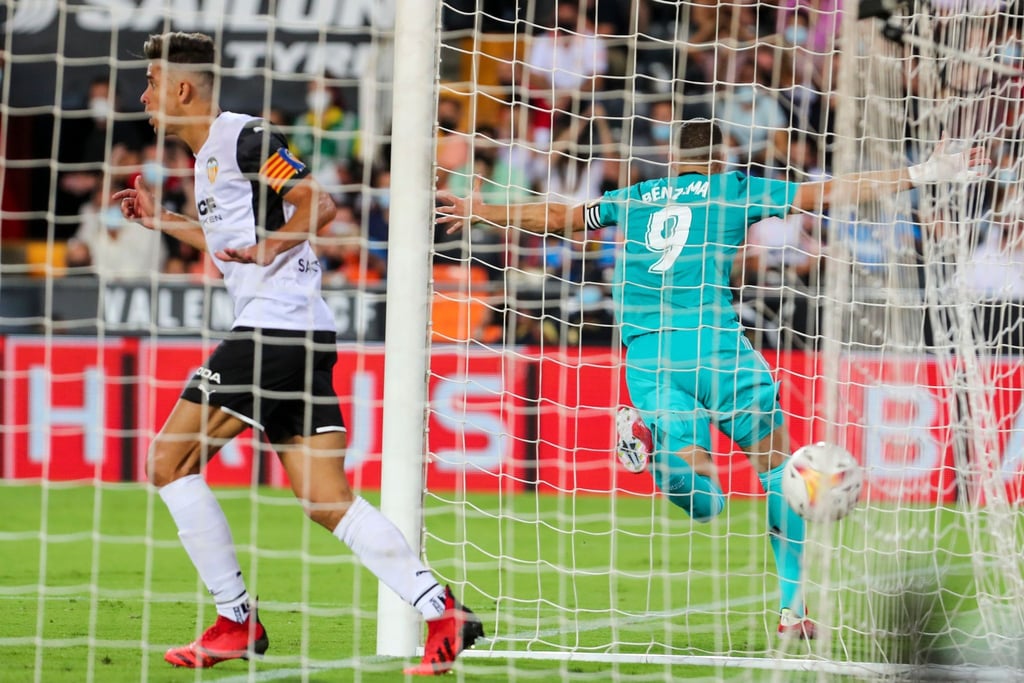 Karim Benzema (r) von Real Madrid jubelt über sein Tor zum 1:2.