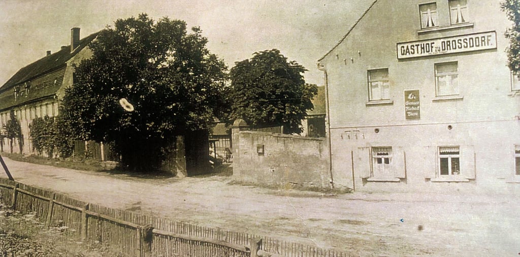 Alte Ansichten von Droßdorf stellte Siegfried Eißner zur Verfügung. Hier ist der Droßdorfer Gasthof um 1935 auf einem Foto von G. Kormann, Halle, zu sehen.