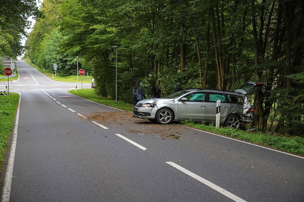Durch den Zusammenstoß mit einem anderen Auto wurde ein Pkw gegen eine Baumgruppe geschleudert.