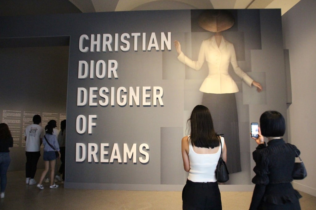 Welch ein Eingang: zu Ehren des französischen Mode-Designers Dior öffnet die Ausstellung in New York.