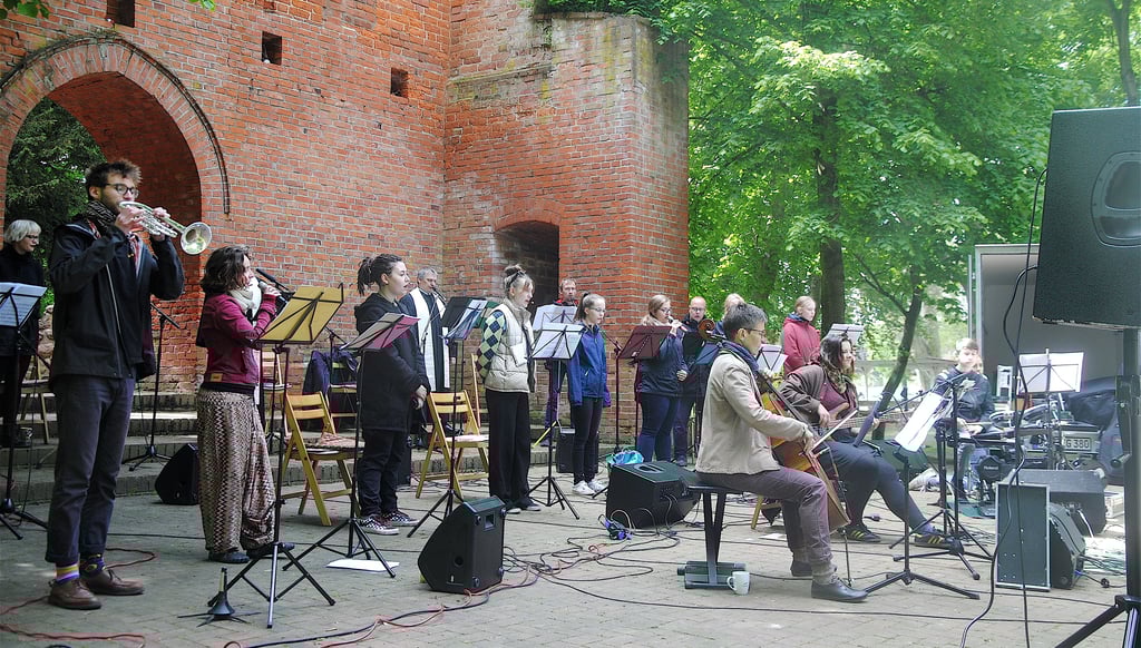 Die Beetzendorfer Freilichtbühne (hier beim Auftritt des Evangelischen Musicalprojekts Altmark 2020) könnte Schauplatz des "Rudelsingens" im Advent werden.