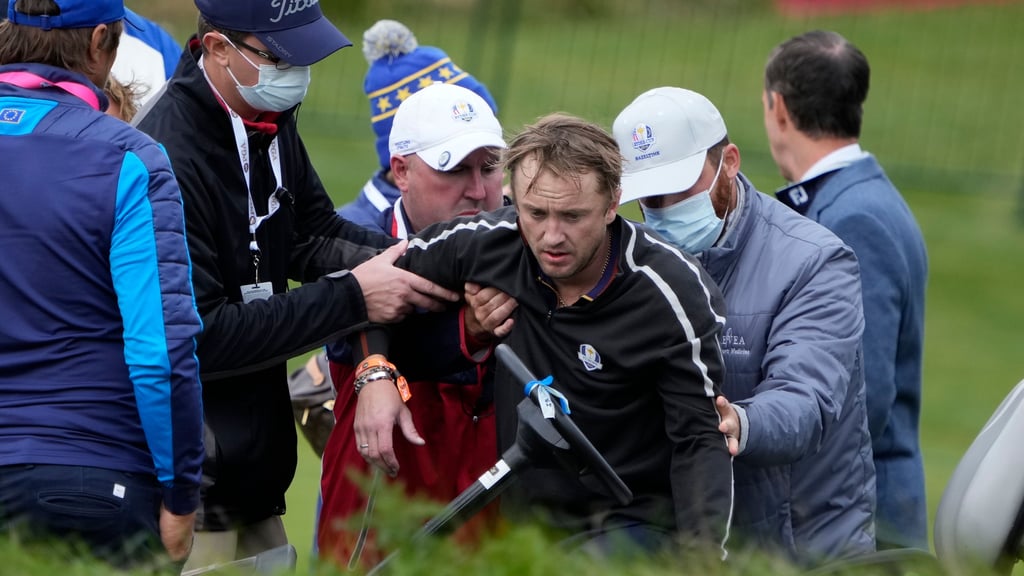 Tom Felton, britischer Schauspieler, wird geholfen, nachdem er am 18. Loch während eines Trainingstages beim Ryder Cup auf dem Whistling Straits Golf Course zusammengebrochen ist. Foto: Ashley Landis/AP/